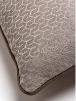 COS0027_Almohadon-conjin-terciopelo-crema-MORGAN-BEIGE-35X50-Landmark-03-2